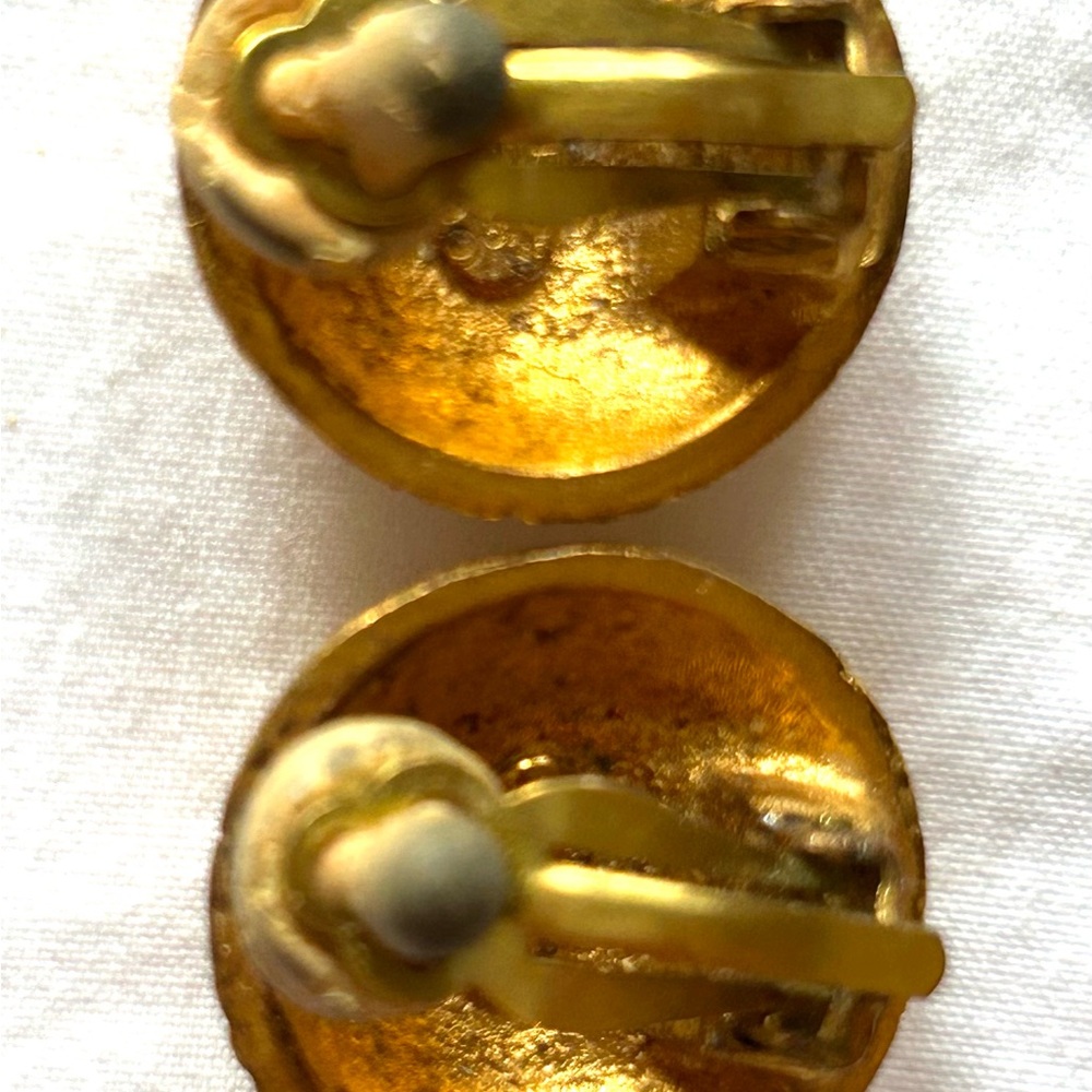 CHANEL Gold Textured Classic Clip On Earrings - Picture 3 of 9